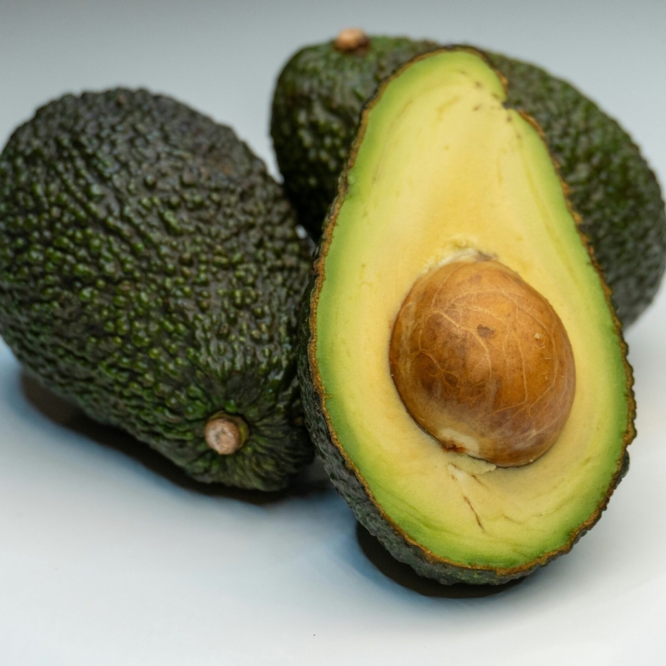 vecteezy_green-avocado-on-the-table_45931097